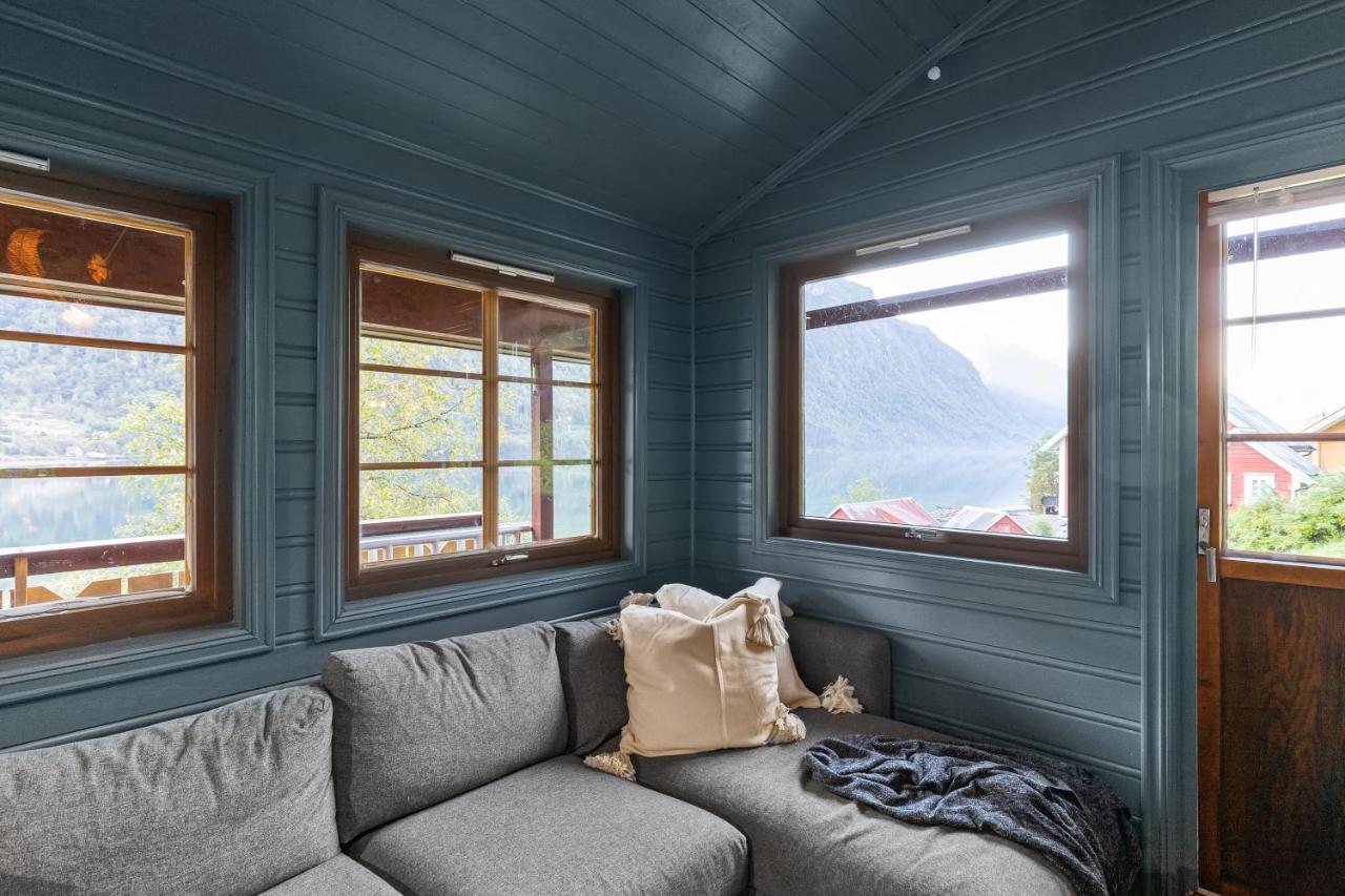 Cabin Alongside The Beautiful Fjaerlandsfjord Esterno foto