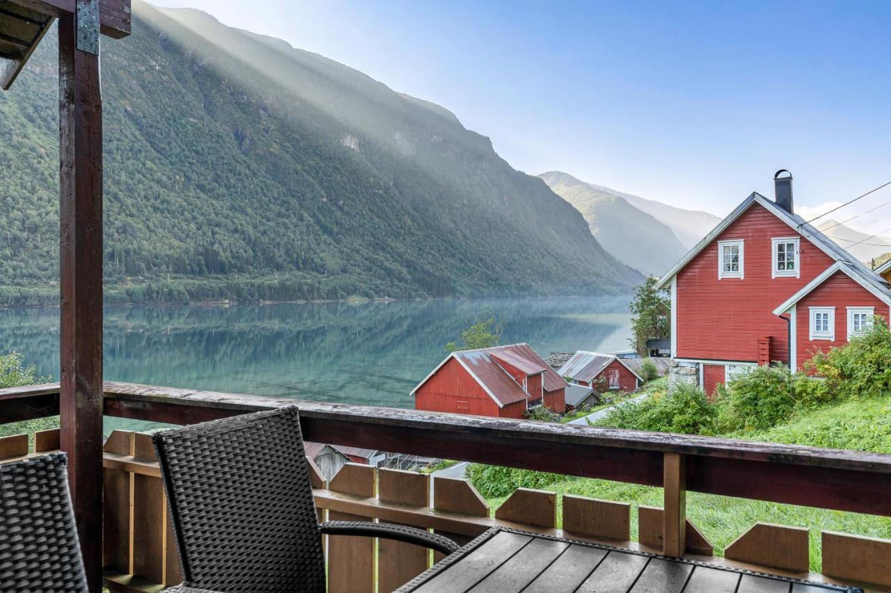 Cabin Alongside The Beautiful Fjaerlandsfjord Esterno foto