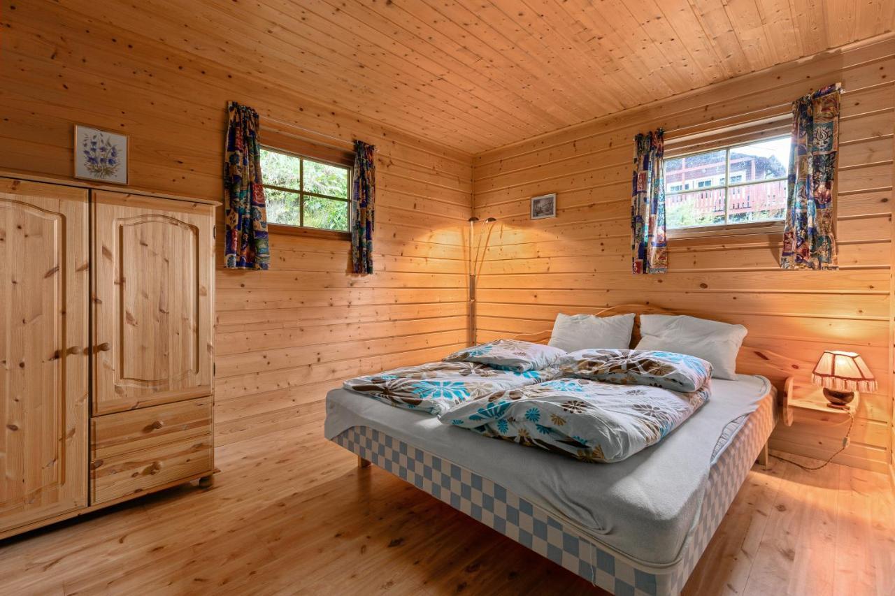 Cabin Alongside The Beautiful Fjaerlandsfjord Esterno foto