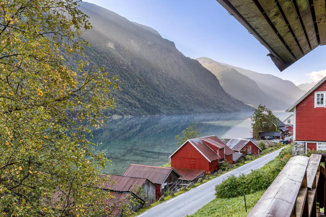 Cabin Alongside The Beautiful Fjaerlandsfjord Esterno foto