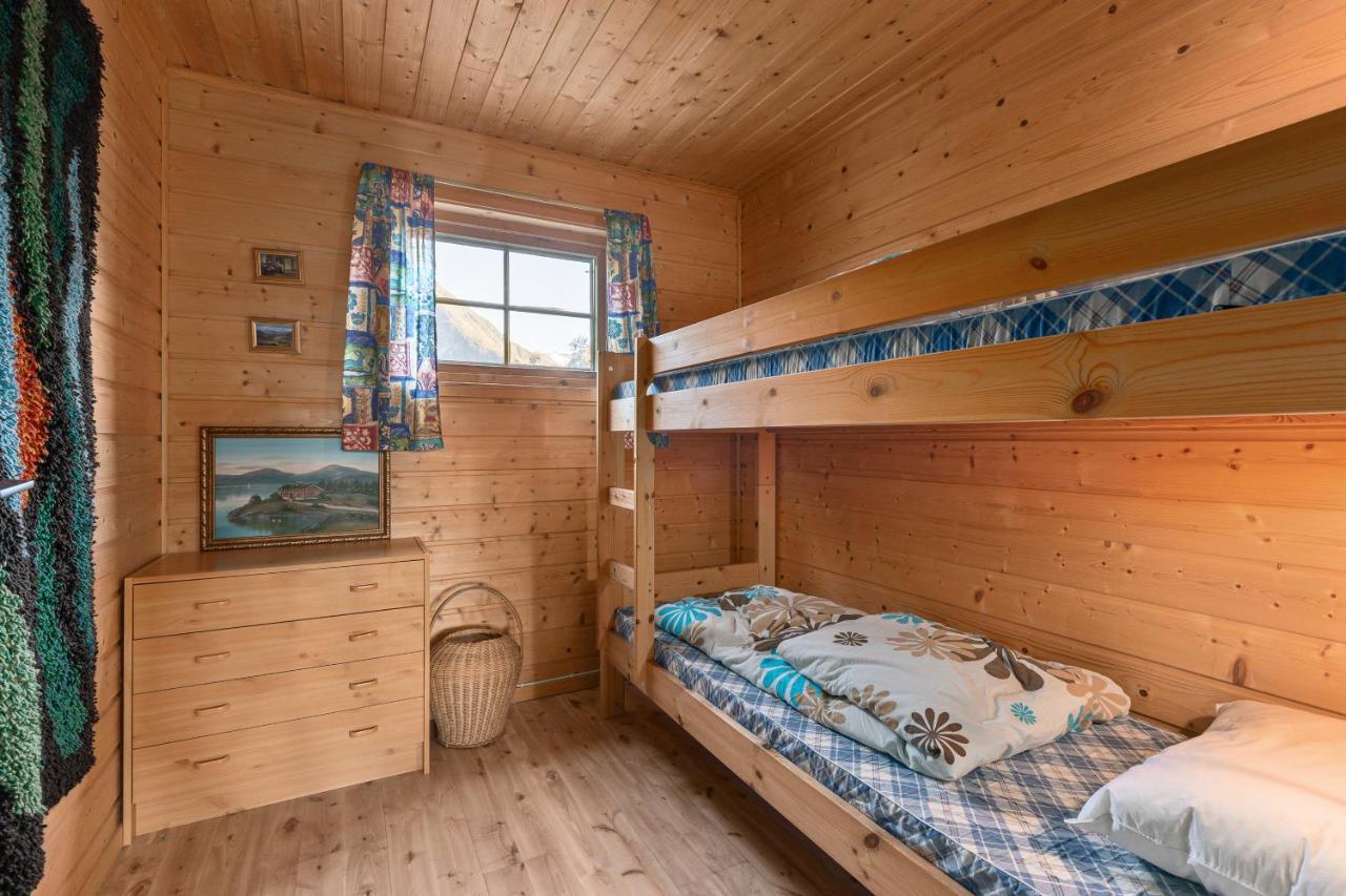 Cabin Alongside The Beautiful Fjaerlandsfjord Esterno foto