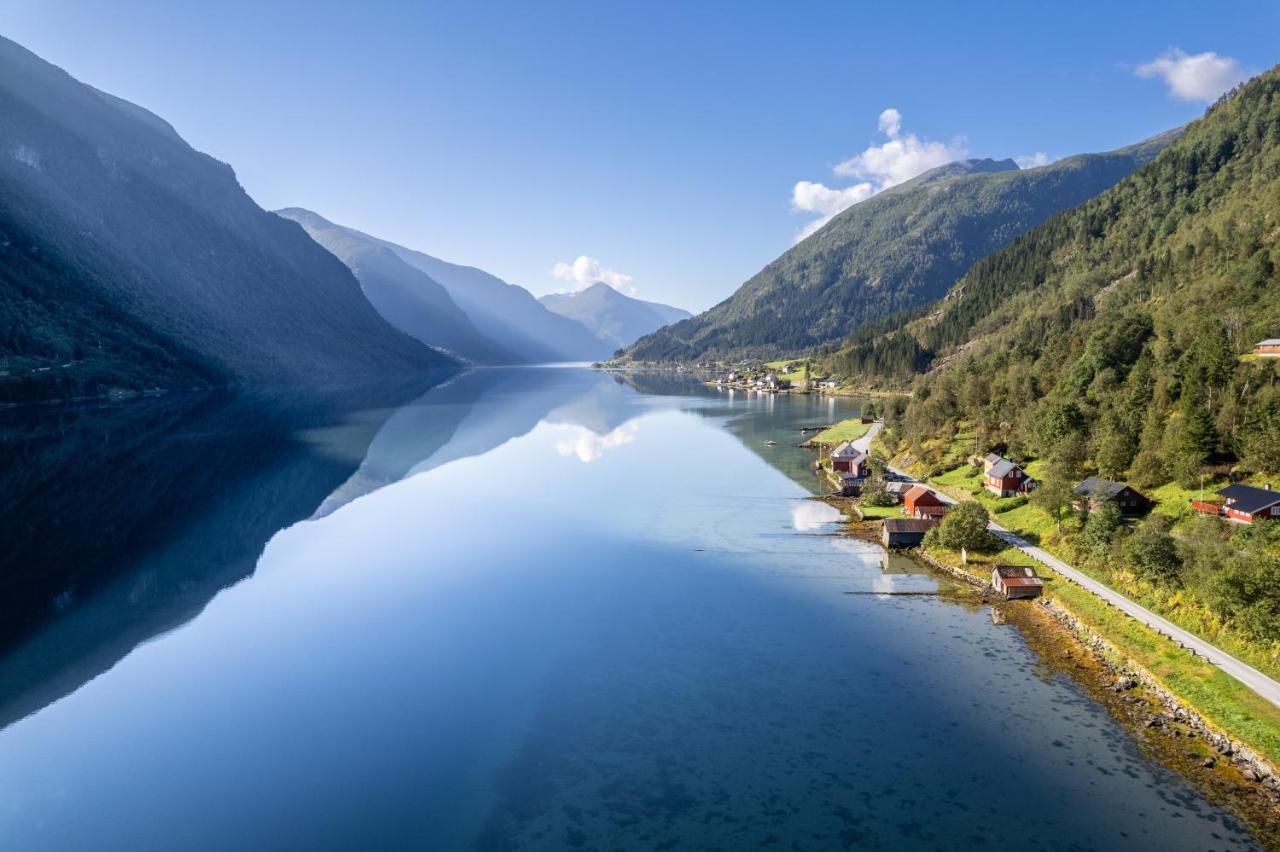 Cabin Alongside The Beautiful Fjaerlandsfjord Esterno foto