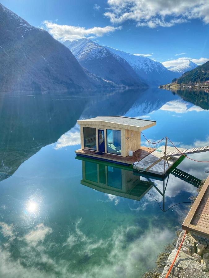 Cabin Alongside The Beautiful Fjaerlandsfjord Esterno foto
