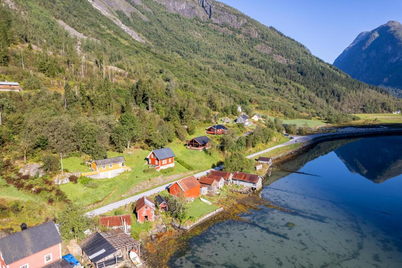 Cabin Alongside The Beautiful Fjaerlandsfjord Esterno foto